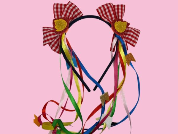 Tiara Junina com Xuxinhas Decoradas – Laço Xadrez e Fitas Coloridas
