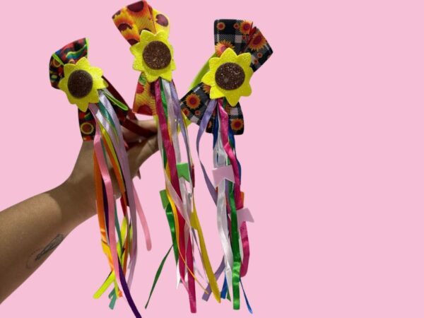 Tiara Junina com Laço Girassol e Fitas Coloridas – Festa Junina Infantil e Adulto