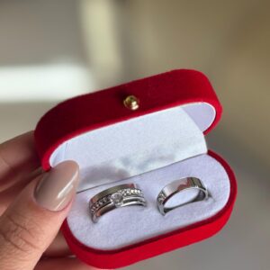 Par de Alianças Craveja com Strass + Anel Solitário