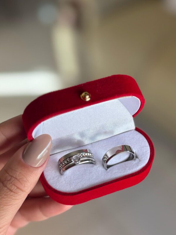 Par de Alianças Craveja com Strass + Anel Solitário