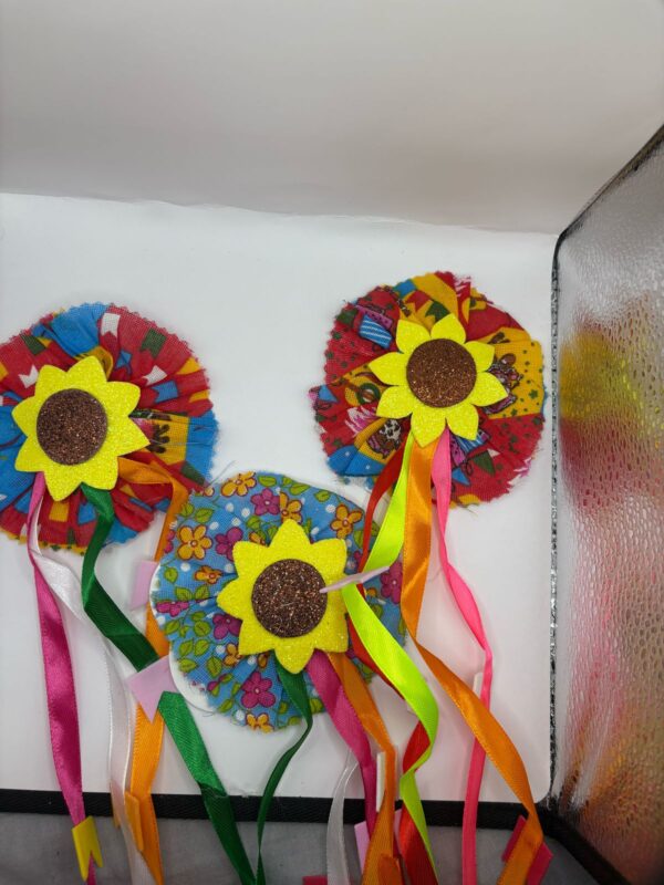 Enfeite Bico de Pato Girassol com Fitas Coloridas – Festa Junina - Image 4