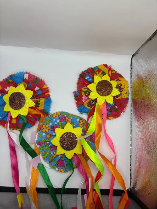 Enfeite Bico de Pato Girassol com Fitas Coloridas – Festa Junina - Imagem 4