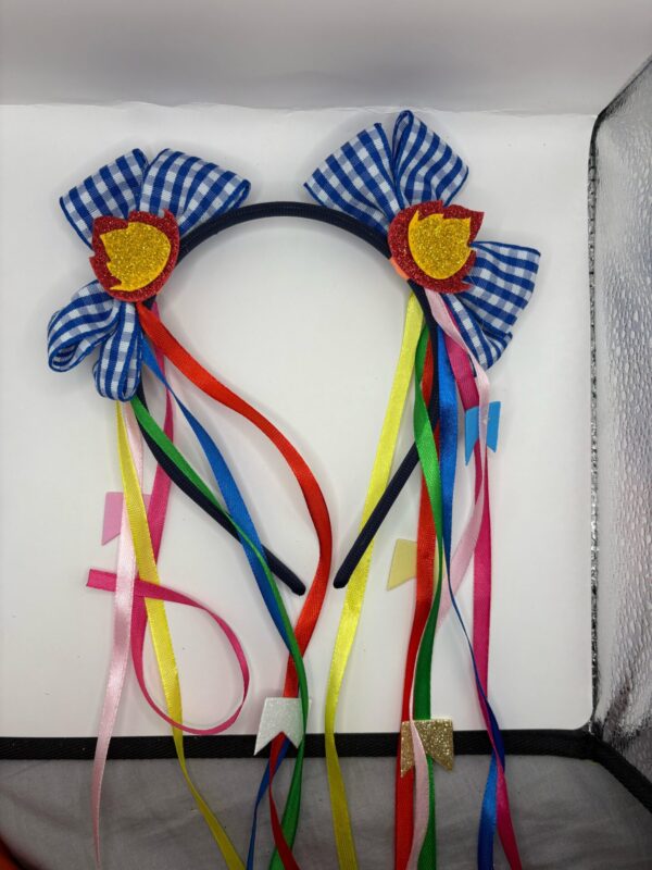 Tiara Junina com Xuxinhas Decoradas – Laço Xadrez e Fitas Coloridas - Image 2