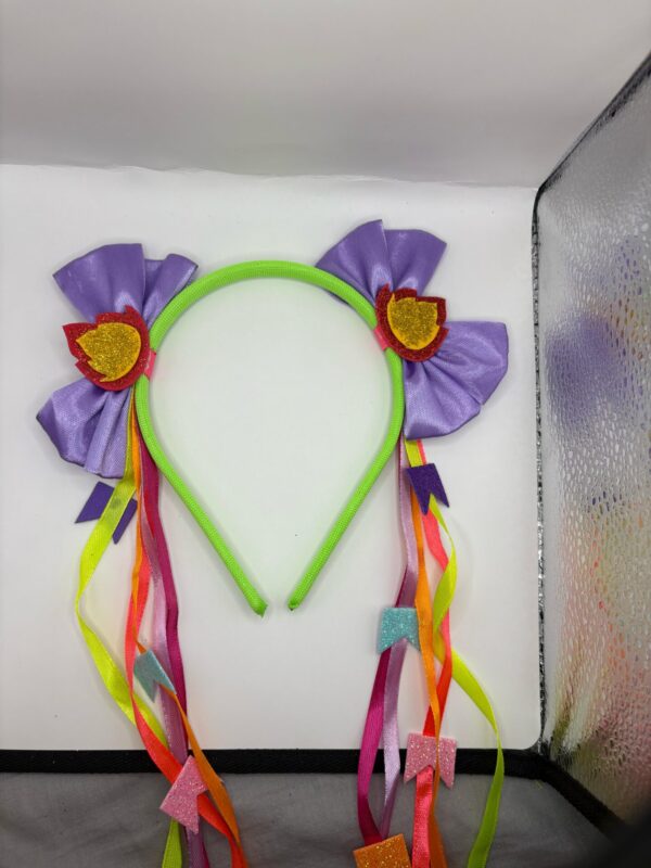 Tiara Junina com Xuxinhas Decoradas – Laço Xadrez e Fitas Coloridas - Image 3