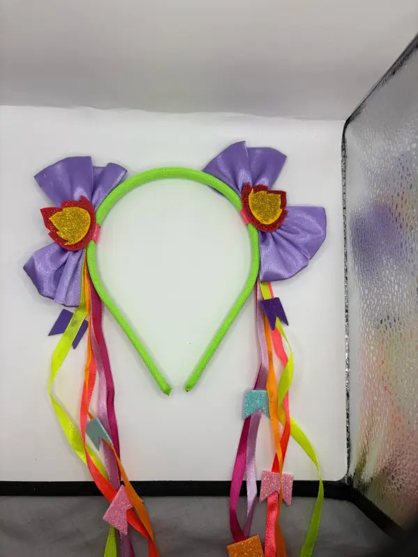 Tiara Junina com Xuxinhas Decoradas – Laço Xadrez e Fitas Coloridas - Imagem 3
