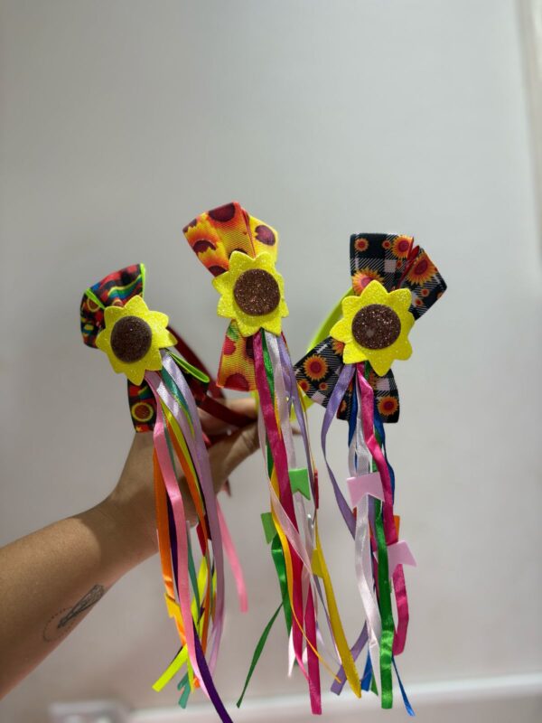 Tiara Junina com Laço Girassol e Fitas Coloridas – Festa Junina Infantil e Adulto - Image 2